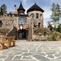 "Хииденлинна", Hiidenlinna, каменный замок, верёвочный парк, музей горных лыж и кафе, Финляндия