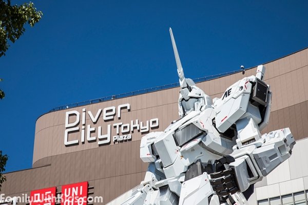 Unicorn Gundam, гигантский робот-трансформер на Одайбе, Токио, Япония