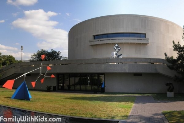 Hirshhorn Museum and Sculpture Garden in Washington, D.C., USA 