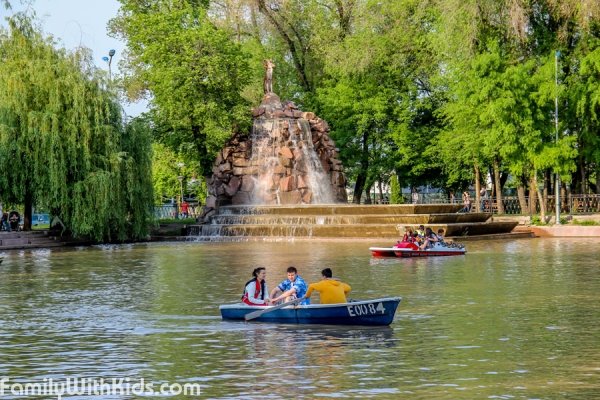 Парк Горького в Алматы с аквапарком и "Динопарком", Казахстан
