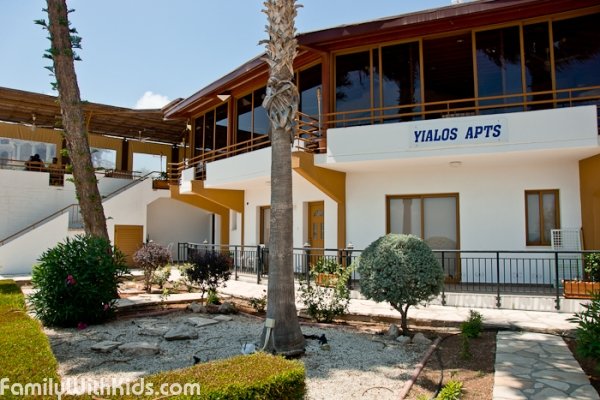 A&D Yialos restaurant & apartments (Pissouri Bay), домашний ресторан с детским меню и мини-отель "Ялос" в Писсури Бэй, Лимассол, Кипр