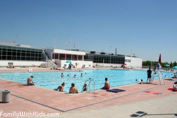 Hillingdon Sports and Leisure Complex, спортивный центр с бассейном в Уксбридже, Великобритания
