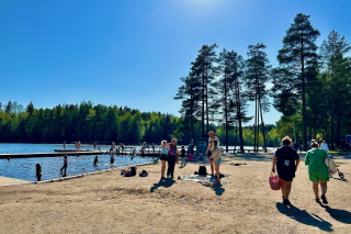 Photo review of the Kuusijärvi sauna, beach, and outdoor recreational area in Vantaa