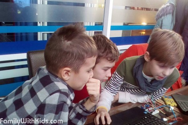 RoboCode, "РобоКод" на Левобережной, школа программирования для детей от 5 лет, Киев
