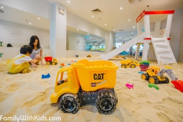 Sandy Dandy, крытая песочница, игровая площадка в торговом комплексе Forum, Сингапур
