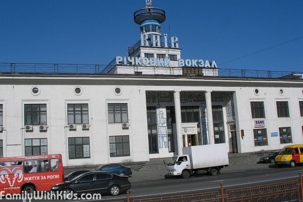 Киевский речной вокзал и порт на правом берегу Днепра на Подоле, Киев