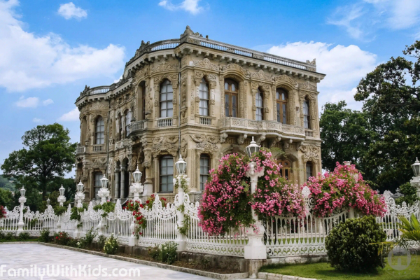 Кючюксу, дворец и павильон Гёксу, музей на берегу Босфора в Стамбуле, Турция