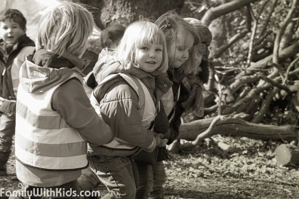Woodentots Forest School, "лесная школа" неполного дня для детей в парке Уотерлоу, Харринг, Лондон, Великобритания