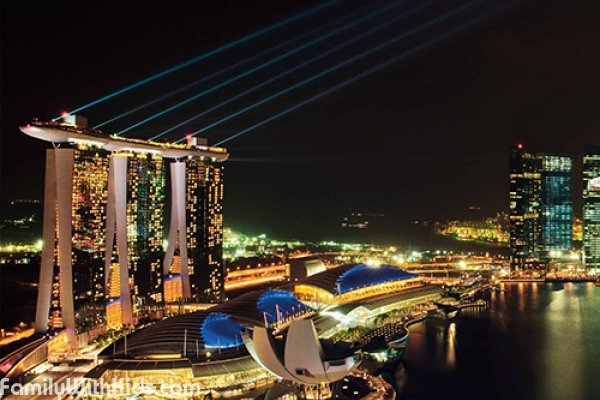 Marina Bay Sands hotel, гостиница с выставочным центром, бассейном на крыше, музеем и ресторанами в Сингапуре