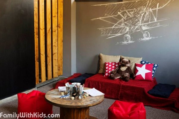 Hangár Bistro, family-friendly restaurant with a play room for kids in Budapest, Hungary