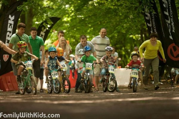 Парк Дубки в районе Сырца с велодорожками для детей и родителей, Киев