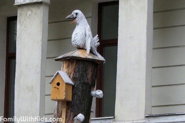 "Общежитие белых ворон", памятник возле Золотых ворот в Шевченковском районе, Киев