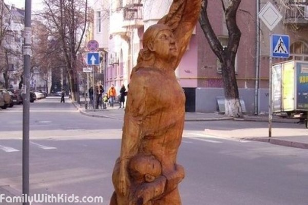 Скульптура матери с ребенком из высохшего дерева в Голосеевском районе, Киев