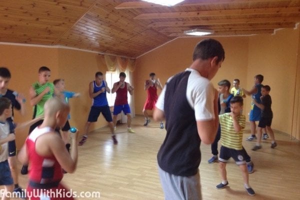 "Торос", спортивный клуб, бокс и кикбоксинг для детей от 7 лет и подростков в Деснянском районе, Киев