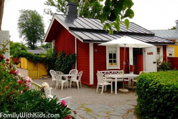 Кафе Gamla Stan с террасой и камином в деревянном старом городе Ekenäs, Финляндия
