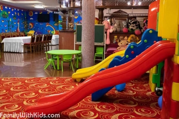 "Тати", семейный ресторан с детской комнатой на Левом берегу, Киев