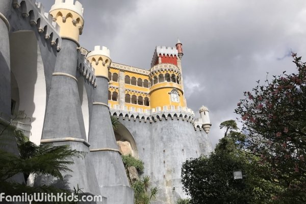 "Дворец Пена", Pena Palace, романтический замок и парк в горах Синтра недалеко от Лиссабона, Португалия