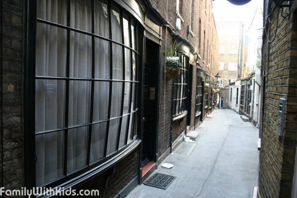 Strawberry Tours, the Harry Potter walking tours in and around London for families with children, teenagers and adults, UK