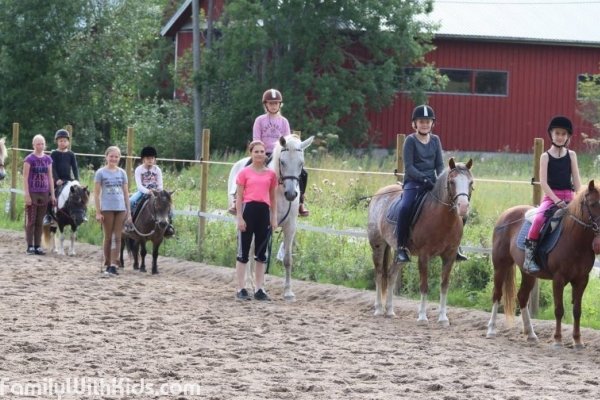 Конюшня Länsirannan talli Tmi Pia Kujanpää, пони-клуб и уроки верховой езды для детей недалеко от Хельсинки, Финляндия