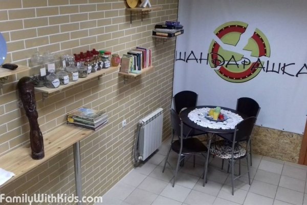 "Шандарашка", антистрессовый центр, битье посуды для детей и родителей на Подоле, Киев