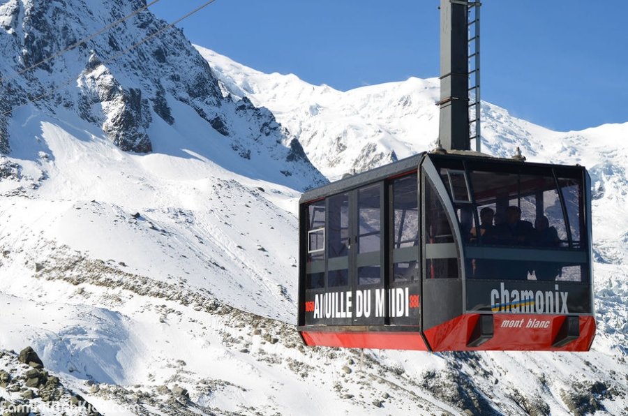Medalla carril danza The Aiguille du Midi, cable car from Chamonix Valley to the top of Aiguille  du Midi with view of Mont Blanc, France | FamilyWithKids.com