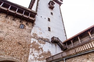 Фото Нарвского замка, музея, двора и ресторана Rondeel в Нарве, Эстония