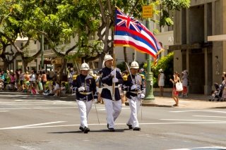 Фото ежегодного парада в честь Дня Камехамеха в Гонолулу, Гавайи, США