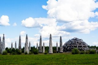 Фото с фестиваля Архстояние 2013, арт-объекты в парке "Никола-Ленивец", Калужская область